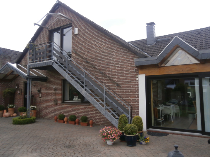 Ansicht Ferienwohnung mit eigenem Zugang und Parkplatz auf dem Hof